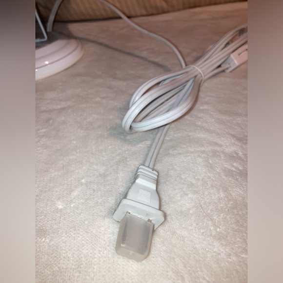 Porcelain doll with brown curly hair holding a basket lamp - Picture 4 of 5